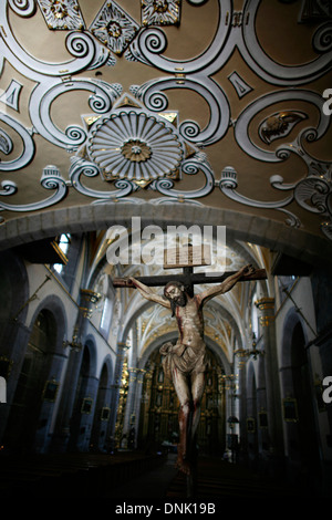 Un immagine di Cristo crocifisso decora chiesa di Santo Domingo, a Puebla, in Messico. Foto Stock