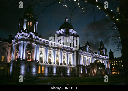 02 gennaio 2014 le luci di Natale sul Municipio di Belfast Foto Stock