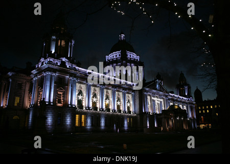 02 gennaio 2014 le luci di Natale sul Municipio di Belfast Foto Stock