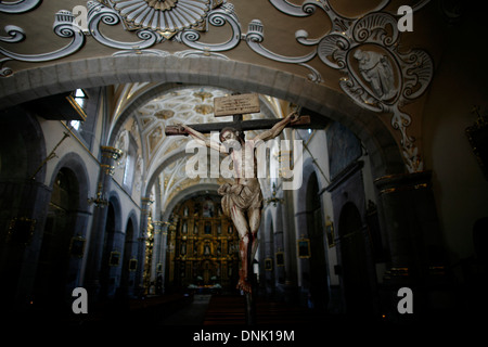 Un immagine di Cristo crocifisso decora chiesa di Santo Domingo, a Puebla, in Messico. Foto Stock