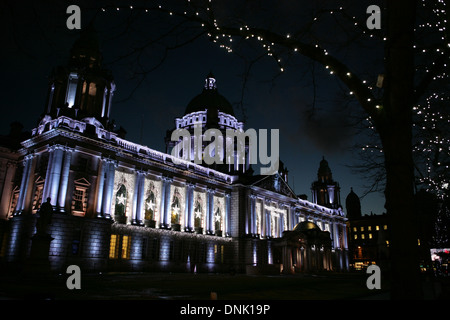 02 gennaio 2014 le luci di Natale sul Municipio di Belfast Foto Stock