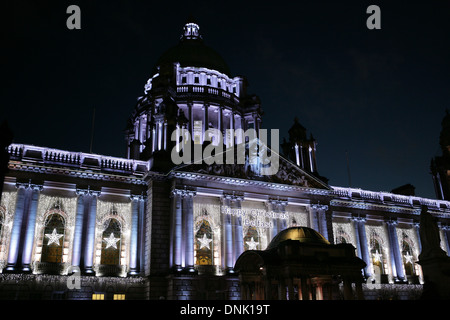 02 gennaio 2014 le luci di Natale sul Municipio di Belfast Foto Stock