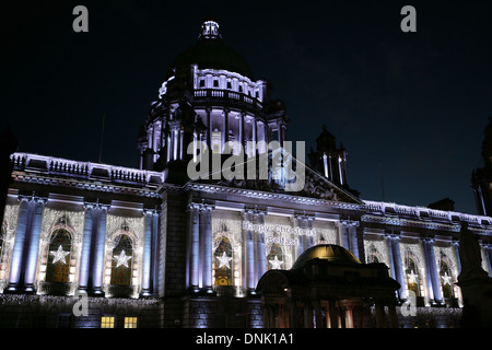 02 gennaio 2014 le luci di Natale sul Municipio di Belfast Foto Stock