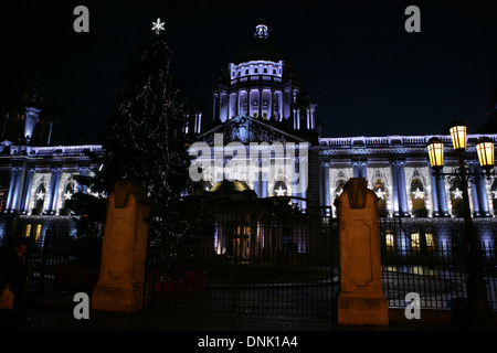 02 gennaio 2014 le luci di Natale sul Municipio di Belfast Foto Stock