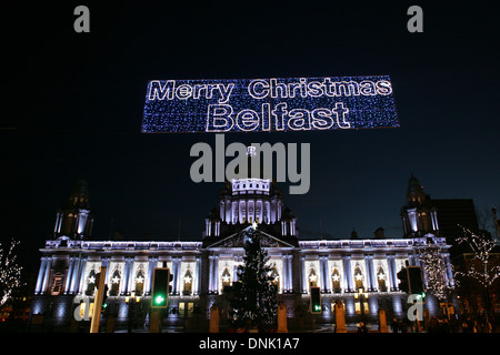 02 gennaio 2014 le luci di Natale sul Municipio di Belfast Foto Stock