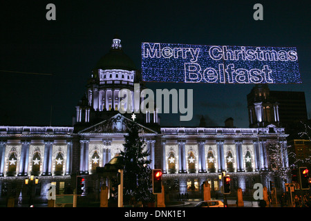 02 gennaio 2014 le luci di Natale sul Municipio di Belfast Foto Stock