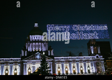 02 gennaio 2014 le luci di Natale sul Municipio di Belfast Foto Stock