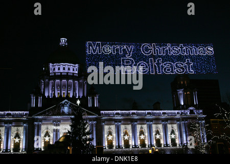 02 gennaio 2014 le luci di Natale sul Municipio di Belfast Foto Stock