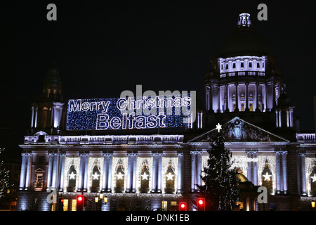 02 gennaio 2014 le luci di Natale sul Municipio di Belfast Foto Stock