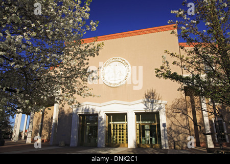 Pear trees in bloom and Roundhouse (New Mexico's capitol building), Santa Fe, New Mexico USA Foto Stock