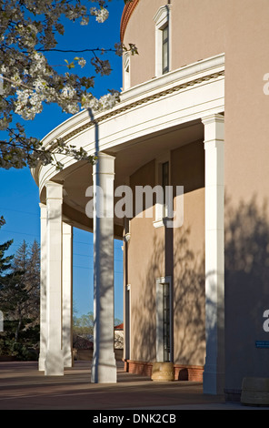Pear trees in bloom and Roundhouse (New Mexico's capitol building), Santa Fe, New Mexico USA Foto Stock