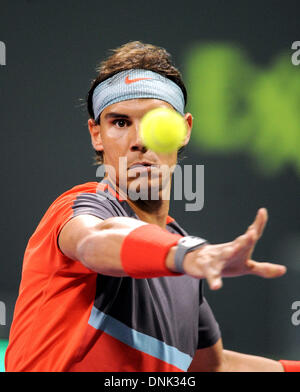 Doha in Qatar. Il 31 dicembre 2013. . Rafael Nadal di Spagna colpisce un ritorno a Lukas Rosol della Repubblica ceca durante il primo round di uomini singoli match in Qatar Open tennis a Doha, Qatar, 31 dic. 2013. Nadal ha vinto 2-0. Credito: Chen Shaojin/Xinhua/Alamy Live News Foto Stock