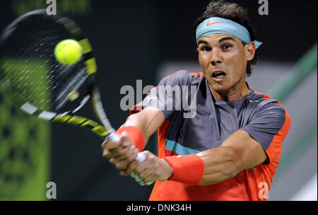 Doha in Qatar. Il 31 dicembre 2013. . Rafael Nadal di Spagna colpisce un ritorno a Lukas Rosol della Repubblica ceca durante il primo round di uomini singoli match in Qatar Open tennis a Doha, Qatar, 31 dic. 2013. Nadal ha vinto 2-0. Credito: Chen Shaojin/Xinhua/Alamy Live News Foto Stock