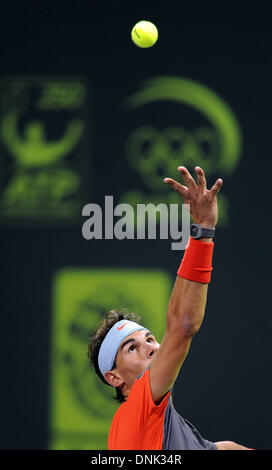 Doha in Qatar. Il 31 dicembre 2013. . Rafael Nadal di Spagna serve a Lukas Rosol della Repubblica ceca durante il primo round di uomini singoli match in Qatar Open tennis a Doha, Qatar, 31 dic. 2013. Nadal ha vinto 2-0. Credito: Chen Shaojin/Xinhua/Alamy Live News Foto Stock