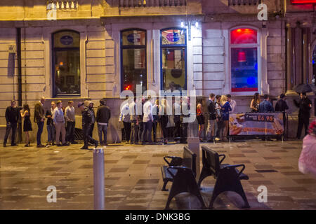 Cardiff, Regno Unito. Il 1 gennaio 2014. Le lunghe code per entrare in una discoteca. Le persone si sono riunite nella capitale gallese per vedere all'inizio del 2014. Credito: Polly Thomas / Alamy Live News Foto Stock