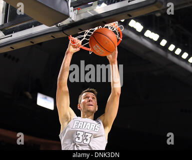 Providence, Rhode Island, Stati Uniti d'America. 31 Dic, 2013. Dicembre 31, 2013; Provvidenza frati avanti Carson Desrosiers (33) schiacciate durante il NCAA pallacanestro tra il Seton Hall Pirates e provvidenza Frati al Dunkin Donuts Center. Seton Hall ha sconfitto la Provvidenza 81-80 in doppia le ore di lavoro straordinario. Anthony Nesmith/CSM/Alamy Live News Foto Stock