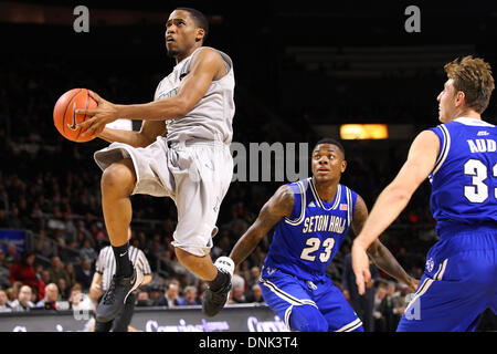 Providence, Rhode Island, Stati Uniti d'America. 31 Dic, 2013. Dicembre 31, 2013; Provvidenza frati guard Bryce cotone (11) rende un layup durante la prima metà del NCAA pallacanestro tra il Seton Hall Pirates e provvidenza Frati al Dunkin Donuts Center. Seton Hall ha sconfitto la Provvidenza 81-80 in doppia le ore di lavoro straordinario. Anthony Nesmith/CSM/Alamy Live News Foto Stock