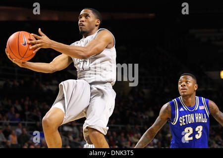 Providence, Rhode Island, Stati Uniti d'America. 31 Dic, 2013. Dicembre 31, 2013; Provvidenza frati guard Bryce cotone (11) rende un layup durante la prima metà del NCAA pallacanestro tra il Seton Hall Pirates e provvidenza Frati al Dunkin Donuts Center. Seton Hall ha sconfitto la Provvidenza 81-80 in doppia le ore di lavoro straordinario. Anthony Nesmith/CSM/Alamy Live News Foto Stock