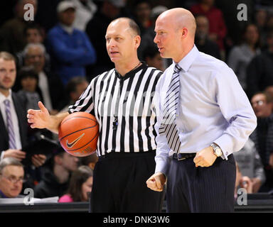 Providence, Rhode Island, Stati Uniti d'America. 31 Dic, 2013. Dicembre 31, 2013; Seton Hall Pirates head coach Kevin Willard reagisce ad arbitro Tim Clougherty durante il NCAA pallacanestro tra il Seton Hall Pirates e provvidenza Frati al Dunkin Donuts Center. Seton Hall ha sconfitto la Provvidenza 81-80 in doppia le ore di lavoro straordinario. Anthony Nesmith/CSM/Alamy Live News Foto Stock