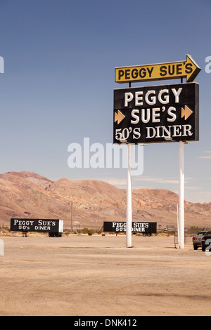 Segno per Peggy Sue 50's diner su Mojave freeway a Yermo,California , Stati Uniti Foto Stock