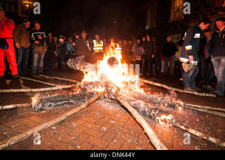 Comrie, Scotland, Regno Unito. Il 1 gennaio 2014. Il Flambeaux processione è una torcia ardente processione attorno al villaggio di Comrie terminando con le torce essendo ceremoniously gettato nel fiume guadagnare. I visitatori provenivano da tutto il posto da guardare e ha dato un'atmosfera unica. Credito: Andrew Steven Graham/Alamy Live News Foto Stock