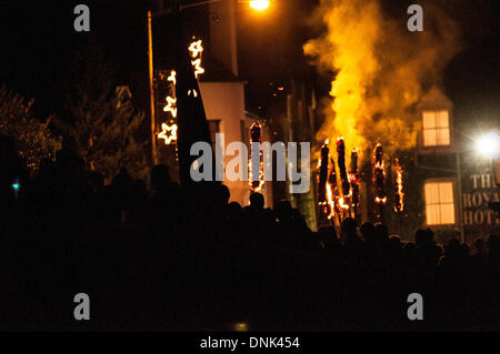 Comrie, Scotland, Regno Unito. Il 1 gennaio 2014. Il Flambeaux processione è una torcia ardente processione attorno al villaggio di Comrie terminando con le torce essendo ceremoniously gettato nel fiume guadagnare. I visitatori provenivano da tutto il posto da guardare e ha dato un'atmosfera unica. Credito: Andrew Steven Graham/Alamy Live News Foto Stock