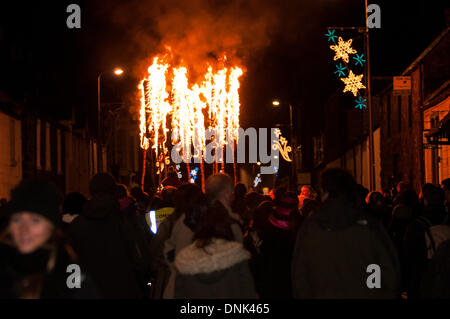 Comrie, Scotland, Regno Unito. Il 1 gennaio 2014. Il Flambeaux processione è una torcia ardente processione attorno al villaggio di Comrie terminando con le torce essendo ceremoniously gettato nel fiume guadagnare. I visitatori provenivano da tutto il posto da guardare e ha dato un'atmosfera unica. Credito: Andrew Steven Graham/Alamy Live News Foto Stock