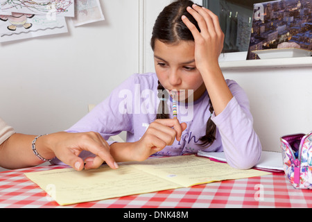 Ragazza con lezioni private a casa Foto Stock