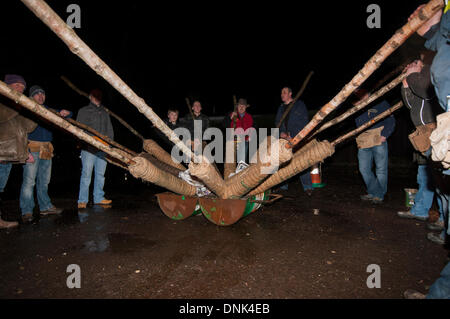 Comrie, Scotland, Regno Unito. Il 1 gennaio 2014. Il Flambeaux processione è una torcia ardente processione attorno al villaggio di Comrie terminando con le torce essendo ceremoniously gettato nel fiume guadagnare. I visitatori provenivano da tutto il posto da guardare e ha dato un'atmosfera unica. Credito: Andrew Steven Graham/Alamy Live News Foto Stock