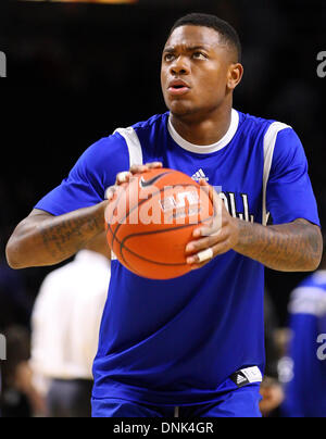 Providence, Rhode Island, Stati Uniti d'America. 31 Dic, 2013. Dicembre 31, 2013; Seton Hall Pirates guard/avanti Fuquan Edwin (23) in fase di riscaldamento prima di NCAA pallacanestro tra il Seton Hall Pirates e provvidenza Frati al Dunkin Donuts Center. Anthony Nesmith/CSM/Alamy Live News Foto Stock