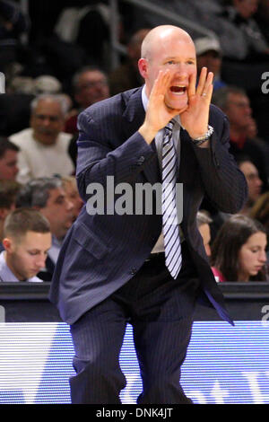 Providence, Rhode Island, Stati Uniti d'America. 31 Dic, 2013. Dicembre 31, 2013; Seton Hall Pirates head coach Kevin Willard durante il NCAA pallacanestro tra il Seton Hall Pirates e provvidenza Frati al Dunkin Donuts Center. Seton Hall ha sconfitto la Provvidenza 81-80 in doppia le ore di lavoro straordinario. Anthony Nesmith/CSM/Alamy Live News Foto Stock