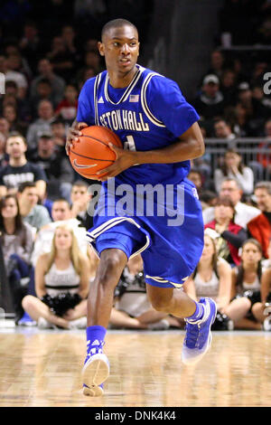 Providence, Rhode Island, Stati Uniti d'America. 31 Dic, 2013. Dicembre 31, 2013; Seton Hall Pirates guard Sterling Gibbs (4) sull'fastbreak durante la seconda metà del NCAA pallacanestro tra il Seton Hall Pirates e provvidenza Frati al Dunkin Donuts Center. Seton Hall ha sconfitto la Provvidenza 81-80 in doppia le ore di lavoro straordinario. Anthony Nesmith/CSM/Alamy Live News Foto Stock