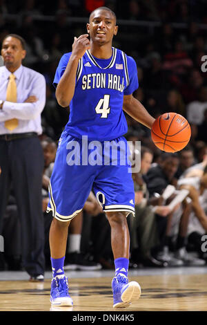 Providence, Rhode Island, Stati Uniti d'America. 31 Dic, 2013. Dicembre 31, 2013; Seton Hall Pirates guard Sterling Gibbs (4) in azione durante il NCAA pallacanestro tra il Seton Hall Pirates e provvidenza Frati al Dunkin Donuts Center. Seton Hall ha sconfitto la Provvidenza 81-80 in doppia le ore di lavoro straordinario. Anthony Nesmith/CSM/Alamy Live News Foto Stock