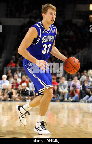 Providence, Rhode Island, Stati Uniti d'America. 31 Dic, 2013. Dicembre 31, 2013; Seton Hall Pirates avanti Patrik Auda (33) in azione durante il NCAA pallacanestro tra il Seton Hall Pirates e provvidenza Frati al Dunkin Donuts Center. Seton Hall ha sconfitto la Provvidenza 81-80 in doppia le ore di lavoro straordinario. Anthony Nesmith/CSM/Alamy Live News Foto Stock