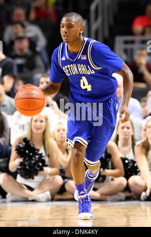 Providence, Rhode Island, Stati Uniti d'America. 31 Dic, 2013. Dicembre 31, 2013; Seton Hall Pirates guard Sterling Gibbs (4) con la palla durante la seconda metà del NCAA pallacanestro tra il Seton Hall Pirates e provvidenza Frati al Dunkin Donuts Center. Seton Hall ha sconfitto la Provvidenza 81-80 in doppia le ore di lavoro straordinario. Anthony Nesmith/CSM/Alamy Live News Foto Stock