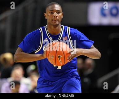 Providence, Rhode Island, Stati Uniti d'America. 31 Dic, 2013. Dicembre 31, 2013; Seton Hall Pirates guard Sterling Gibbs (4) in azione durante il NCAA pallacanestro tra il Seton Hall Pirates e provvidenza Frati al Dunkin Donuts Center. Seton Hall ha sconfitto la Provvidenza 81-80 in doppia le ore di lavoro straordinario. Anthony Nesmith/CSM/Alamy Live News Foto Stock