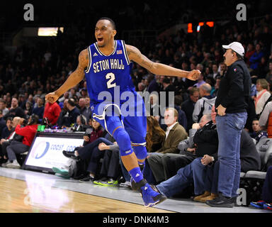 Providence, Rhode Island, Stati Uniti d'America. 31 Dic, 2013. Dicembre 31, 2013; Seton Hall Pirates avanti Brandon Mobley (2) reagisce a conclusione della NCAA pallacanestro tra il Seton Hall Pirates e provvidenza Frati al Dunkin Donuts Center. Seton Hall ha sconfitto la Provvidenza 81-80 in doppia le ore di lavoro straordinario. Anthony Nesmith/CSM/Alamy Live News Foto Stock