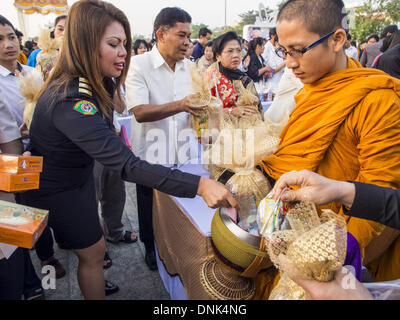 Bangkok, Tailandia. 1a gen, 2014. Le persone a rendere merito mediante la presentazione di offerte per i monaci buddisti a Bangkok City Hall. Diverse migliaia di persone, soprattutto Bangkok city funzionari, si sono radunati nella piazza della Città di Bangkok Hall Mercoledì per il tradizionale nuovo anno rendendo merito cerimonia. Credito: ZUMA Press, Inc./Alamy Live News Foto Stock