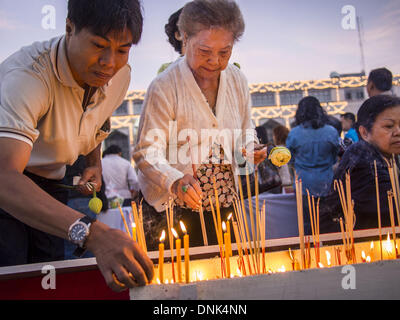 Bangkok, Tailandia. 1a gen, 2014. Persone accendono le candele e pregare davanti a Bangkok City Hall. Diverse migliaia di persone, soprattutto Bangkok city funzionari, si sono radunati nella piazza della Città di Bangkok Hall Mercoledì per il tradizionale nuovo anno rendendo merito cerimonia. Credito: ZUMA Press, Inc./Alamy Live News Foto Stock