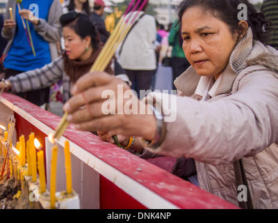 Bangkok, Tailandia. 1a gen, 2014. Persone accendono le candele e pregare davanti a Bangkok City Hall. Diverse migliaia di persone, soprattutto Bangkok city funzionari, si sono radunati nella piazza della Città di Bangkok Hall Mercoledì per il tradizionale nuovo anno rendendo merito cerimonia. Credito: ZUMA Press, Inc./Alamy Live News Foto Stock