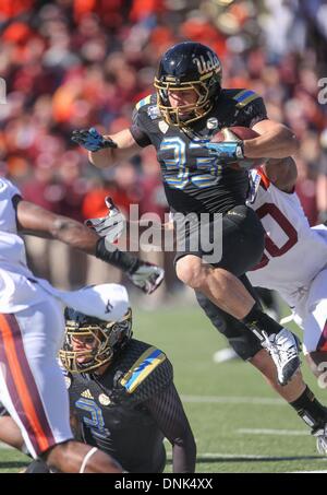 El Paso, Texas, Stati Uniti d'America. 31 Dic, 2013. Dicembre 31, 2013: Steven Manfro #33 salti per evitare un tackler durante il Sun Bowl partita di calcio tra la UCLA Bruins e il Virginia Tech Hokies a El Paso, Texas. Kyle Okita/CSM/Alamy Live News Foto Stock