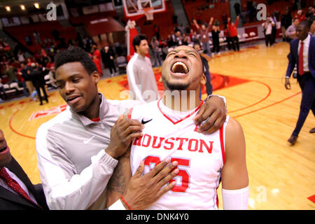 Houston, Texas, Stati Uniti d'America. 31 Dic, 2013. 31 DIC 2013: Università di Houston in avanti TaShawn Thomas #35 celebra Houston's 75-71 vittoria su Connecticut dal padiglione Hofheinz a Houston, TX. © csm/Alamy Live News Foto Stock