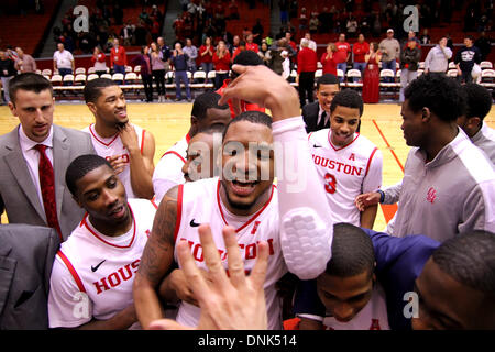 Houston, Texas, Stati Uniti d'America. 31 Dic, 2013. 31 DIC 2013: Università di Houston in avanti TaShawn Thomas #35 festeggia con i compagni di squadra a seguito di Houston 75-71 vittoria su Connecticut dal padiglione Hofheinz a Houston, TX. © csm/Alamy Live News Foto Stock