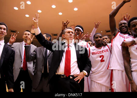 Houston, Texas, Stati Uniti d'America. 31 Dic, 2013. 31 DIC 2013: University of Houston head coach James Dickey (centro) a seguito di Houston 75-71 vittoria su Connecticut dal padiglione Hofheinz a Houston, TX. © csm/Alamy Live News Foto Stock