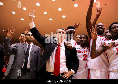 Houston, Texas, Stati Uniti d'America. 31 Dic, 2013. 31 DIC 2013: University of Houston head coach James Dickey (centro) a seguito di Houston 75-71 vittoria su Connecticut dal padiglione Hofheinz a Houston, TX. © csm/Alamy Live News Foto Stock