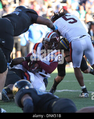 El Paso, Texas, Stati Uniti d'America. 31 Dic, 2013. Dicembre 31, 2013: Demitri Knowles #80 viene portato verso il basso il disco da un difensore durante il Sun Bowl partita di calcio tra la UCLA Bruins e il Virginia Tech Hokies a El Paso, Texas. Kyle Okita/CSM/Alamy Live News Foto Stock