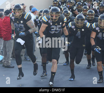 El Paso, Texas, Stati Uniti d'America. 31 Dic, 2013. Dicembre 31, 2013: Giordania Zumwalt #35 conduce il suo team sul campo prima di iniziare il Sun Bowl partita di calcio tra la UCLA Bruins e il Virginia Tech Hokies a El Paso, Texas. Kyle Okita/CSM/Alamy Live News Foto Stock