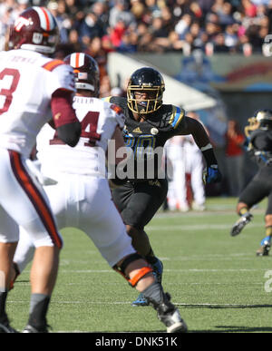 El Paso, Texas, Stati Uniti d'America. 31 Dic, 2013. Dicembre 31, 2013: Myles Jack #30 blitzes dal suo linebacker posizione durante il Sun Bowl partita di calcio tra la UCLA Bruins e il Virginia Tech Hokies a El Paso, Texas. Kyle Okita/CSM/Alamy Live News Foto Stock