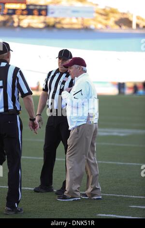 El Paso, Texas, Stati Uniti d'America. 31 Dic, 2013. Dicembre 31, 2013: Virginia Tech head coach Frank Beamer colloqui con i funzionari durante il Sun Bowl partita di calcio tra la UCLA Bruins e il Hokies a El Paso, Texas. Kyle Okita/CSM/Alamy Live News Foto Stock