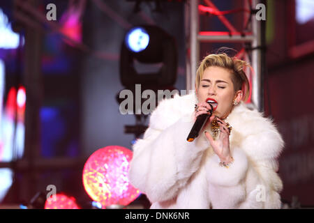 New York, Stati Uniti d'America. Il 31 dicembre 2013. . Il cantante Miley Cyrus esegue durante la celebrazione per il nuovo anno a Time Square a New York, Stati Uniti, 31 dic. 2013. Credito: Cheng Li/Xinhua/Alamy Live News Foto Stock